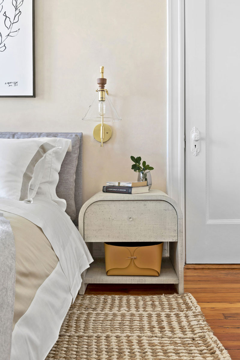 Нью-йоркский таунхаус в викторианском стиле: витражи, хрусталь и камин в спальне