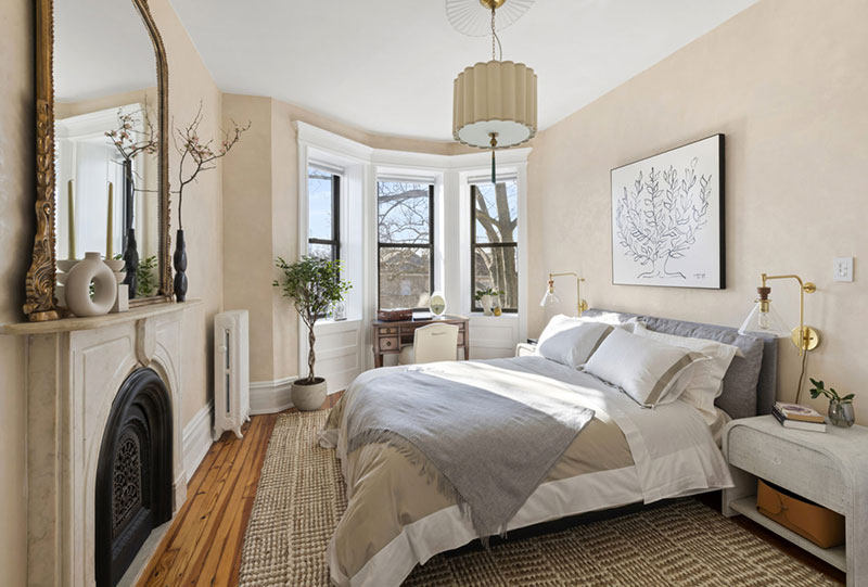 Нью-йоркский таунхаус в викторианском стиле: витражи, хрусталь и камин в спальне