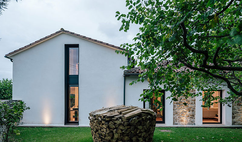 Современная реконструкция старого деревенского дома на севере Испании