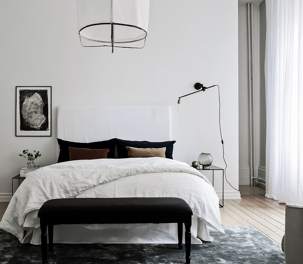Чёрный камин и белая печь: дуохромная современная квартира в Гётеборге