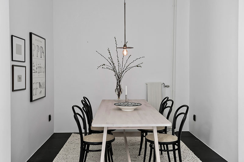 Чёрный камин и белая печь: дуохромная современная квартира в Гётеборге
