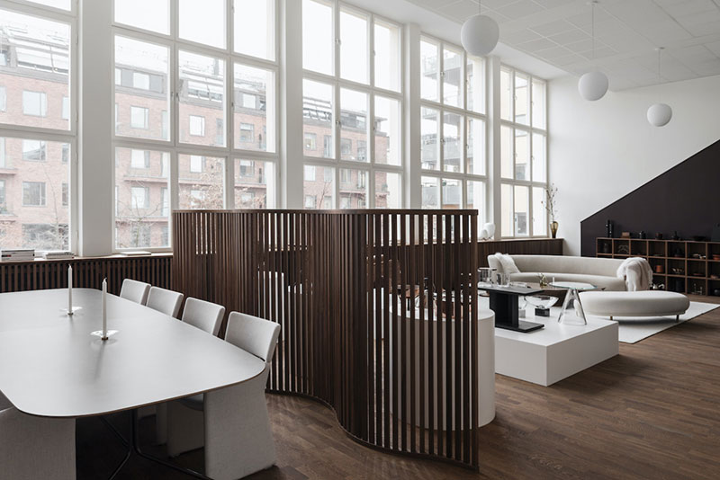 Большие окна, геометрия и дерево: стильный интерьер офиса PR-агентства в Стокгольме
