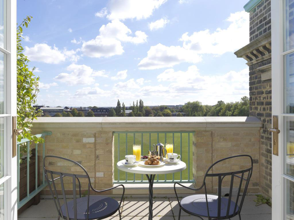 Английский стиль и гостеприимство с видом на парк: отель University Arms в Кембридже