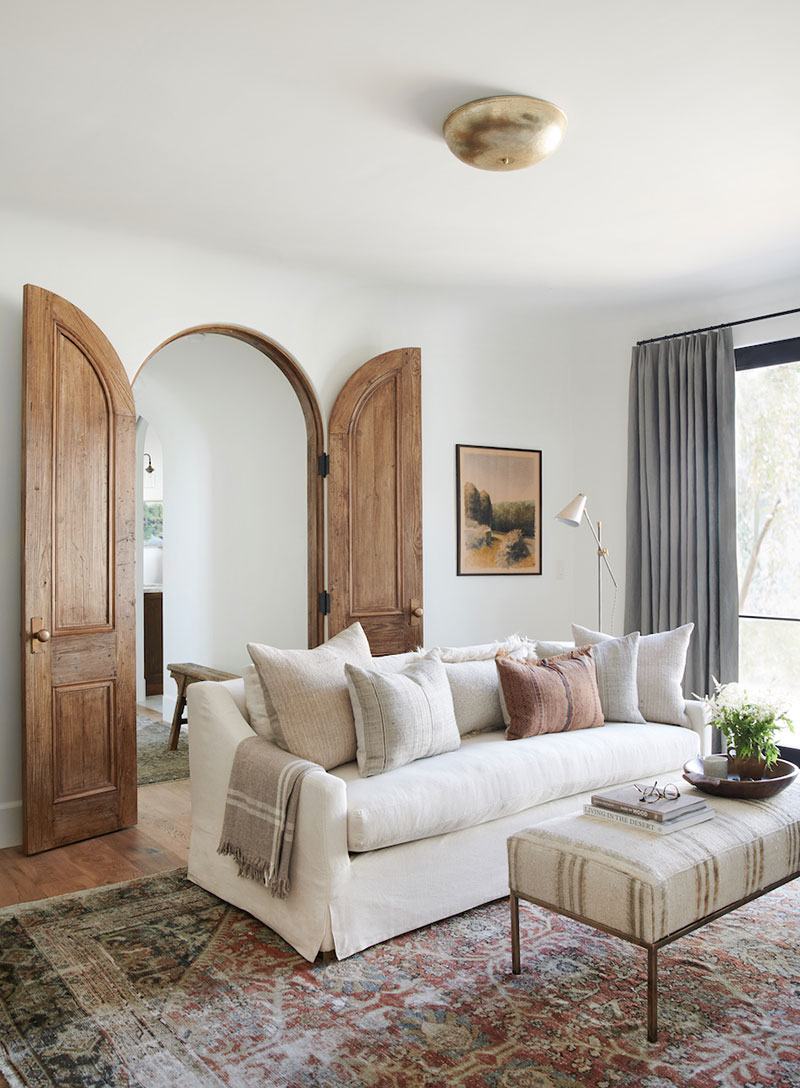 Дерево, кожа и орнаменты: интерьер дома в испанском стиле в Калифорнии
