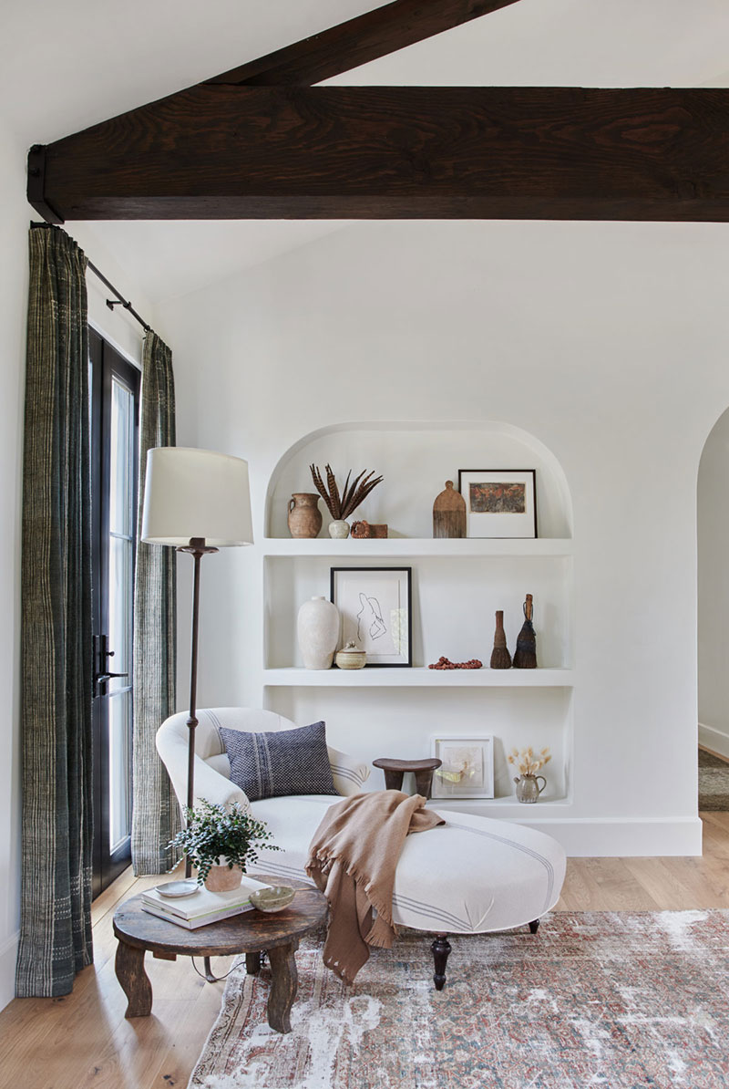 Дерево, кожа и орнаменты: интерьер дома в испанском стиле в Калифорнии