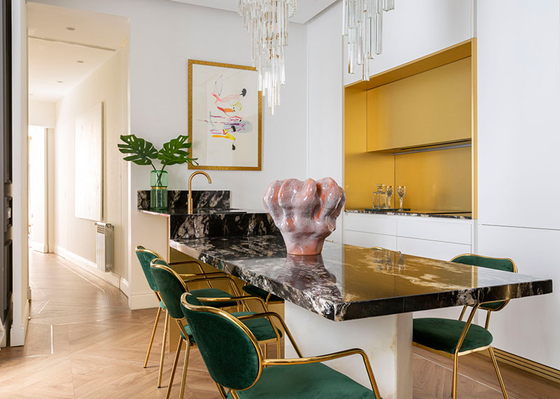 Пальмы, яркие цвета и элегантность: интерьер квартиры в Мадриде