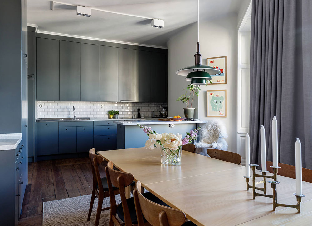 Контрастные цвета и огромные картины: красивая квартира в Стокгольме