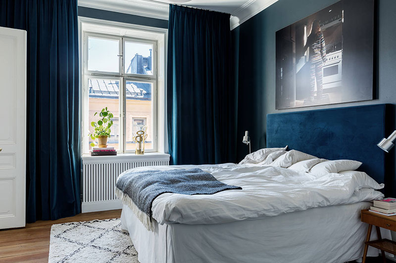 Контрастные цвета и огромные картины: красивая квартира в Стокгольме