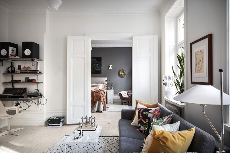 Шведская квартира с тёплыми акцентами и обилием предметов (57 кв. м)