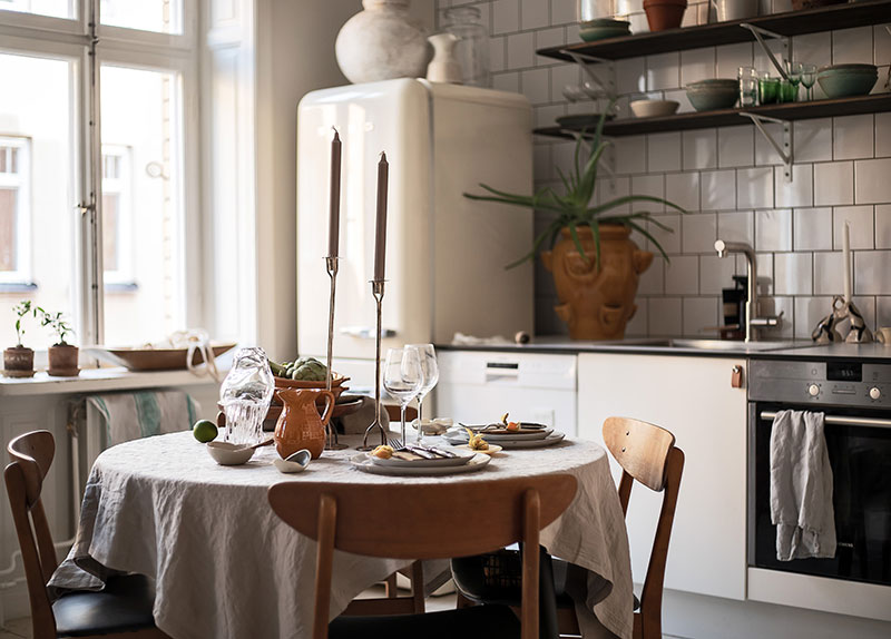 Шведская квартира с тёплыми акцентами и обилием предметов (57 кв. м)