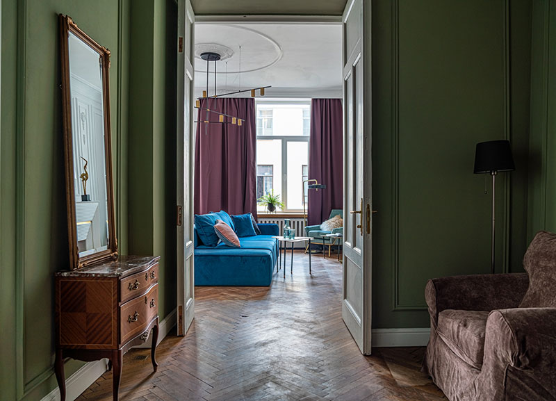 Классическая спальня и современная гостиная: элегантная квартира в Санкт-Петербурге