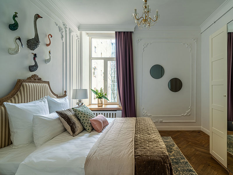 Классическая спальня и современная гостиная: элегантная квартира в Санкт-Петербурге