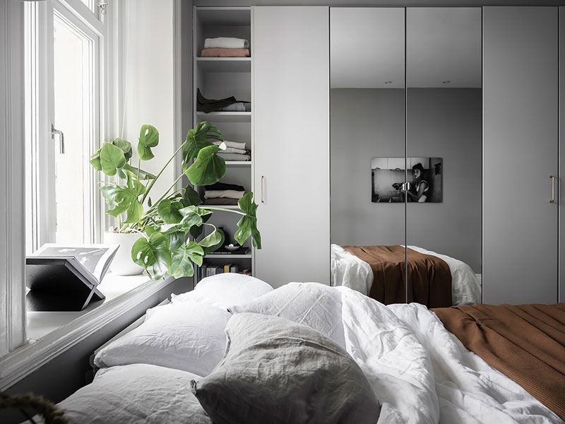 Чёрно-белая квартира с лёгкими цветными акцентами в Швеции (57 кв. м)
