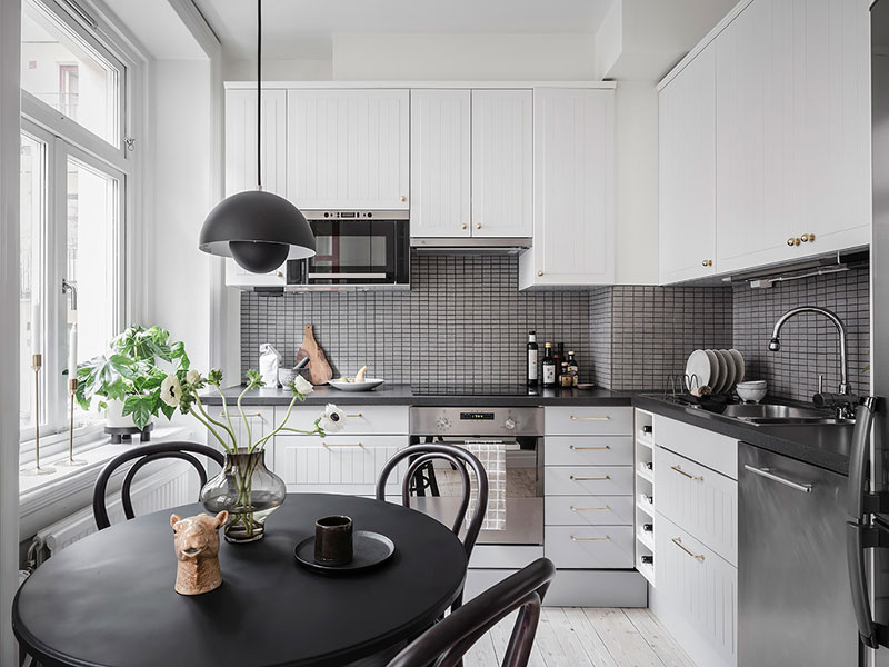 Чёрно-белая квартира с лёгкими цветными акцентами в Швеции (57 кв. м)