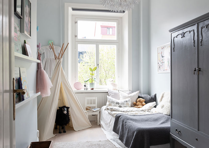 Синяя кухня без верхних шкафчиков и открытая гостиная: приятная квартира в Стокголье (100 кв. м)