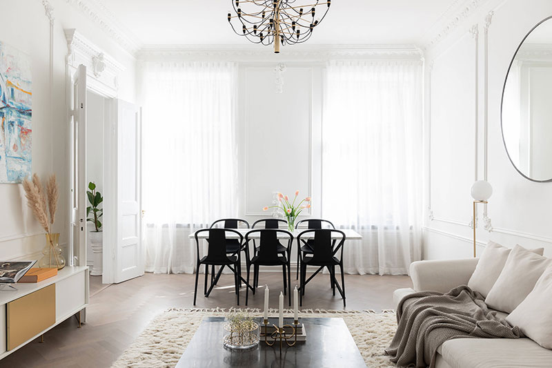 Романтичная белоснежная квартира с золотыми деталями в Стокгольме