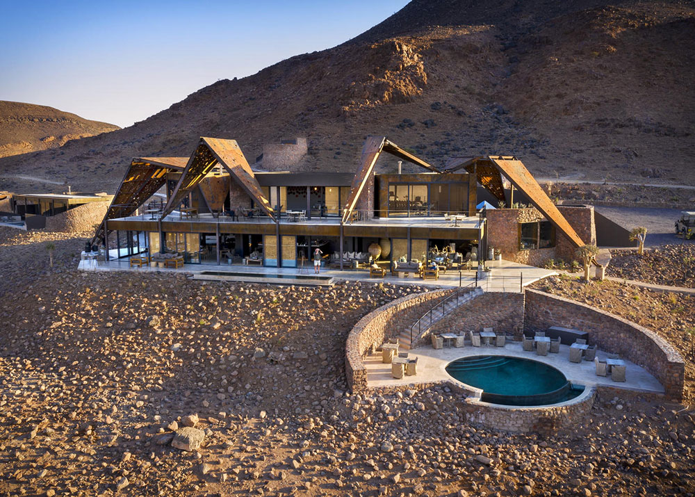 Отель с впечатляющей архитектурой в сердце пустыни в Намибии
