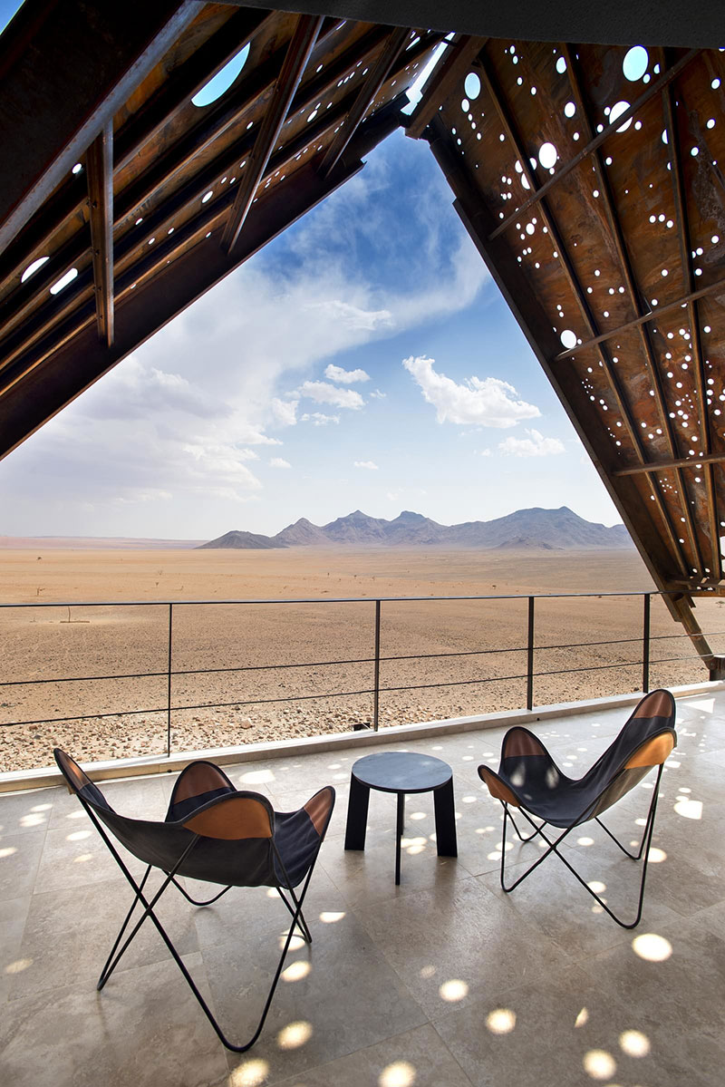 Отель с впечатляющей архитектурой в сердце пустыни в Намибии