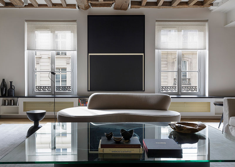 Деревянные балки и чёрная кухня: впечатляющие апартаменты в Париже