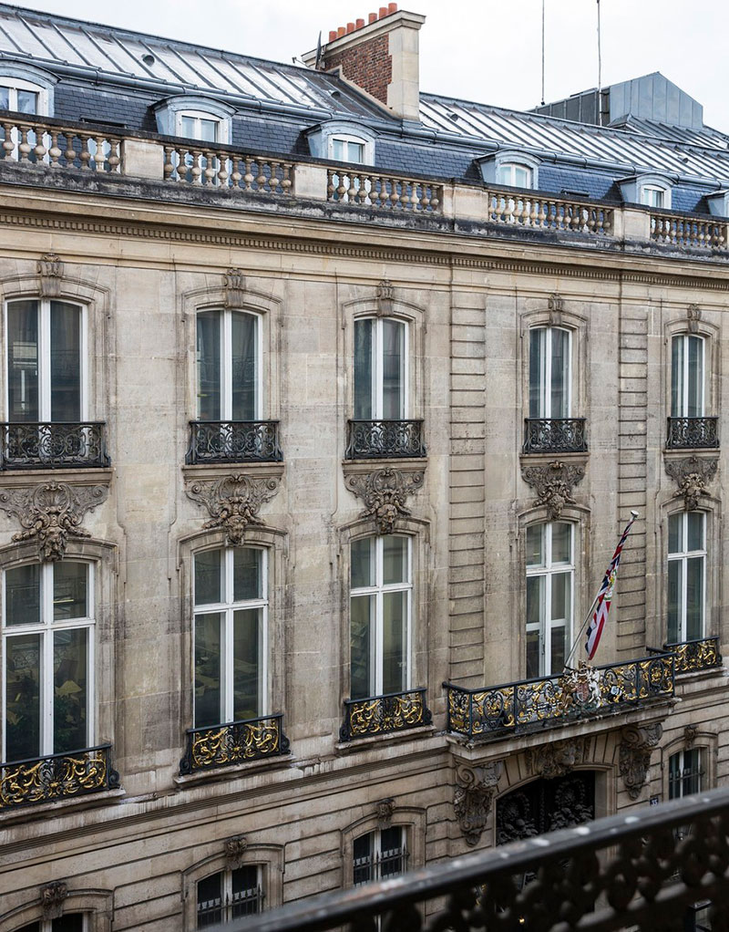 Деревянные балки и чёрная кухня: впечатляющие апартаменты в Париже