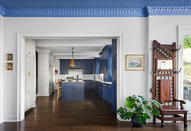 Красивые оттенки синего и сиреневого в интерьере дома в Чикаго