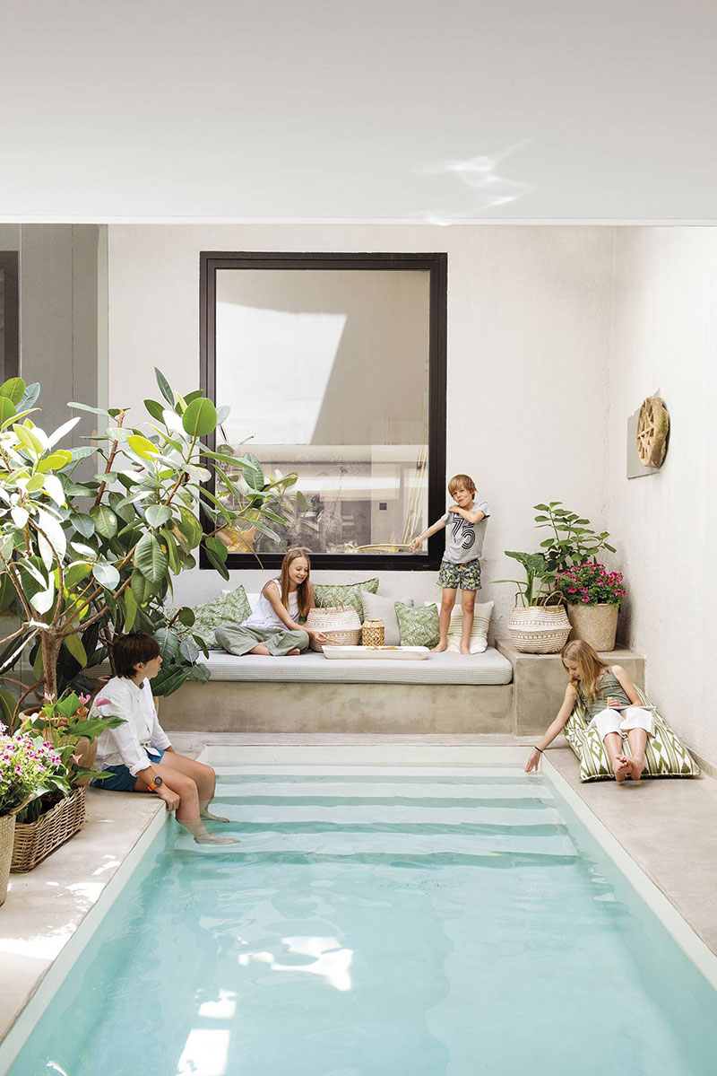 Испанский дом с бассейном в гостиной для семьи с четырьмя детьми