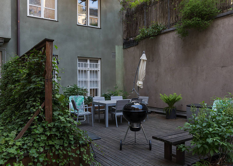 Стеклянная перегородка и стена из латуни: квартира с открытой планировкой в Швеции (65 кв. м)