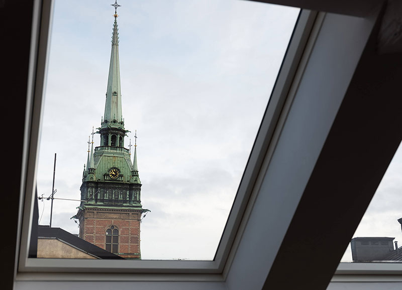 Красивая мансардная квартира с видом на крыши Стокгольма и Немецкую церковь
