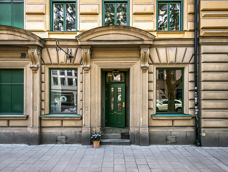 Стильная чёрно-белая квартира на первом этаже в Стокгольме (49 кв. м)