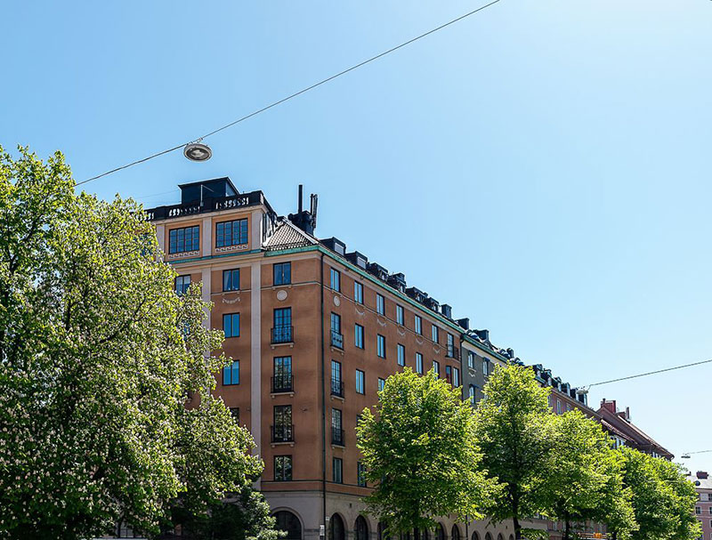 Стильная квартира в серо-бежевых тонах в старом доме в Стокгольме
