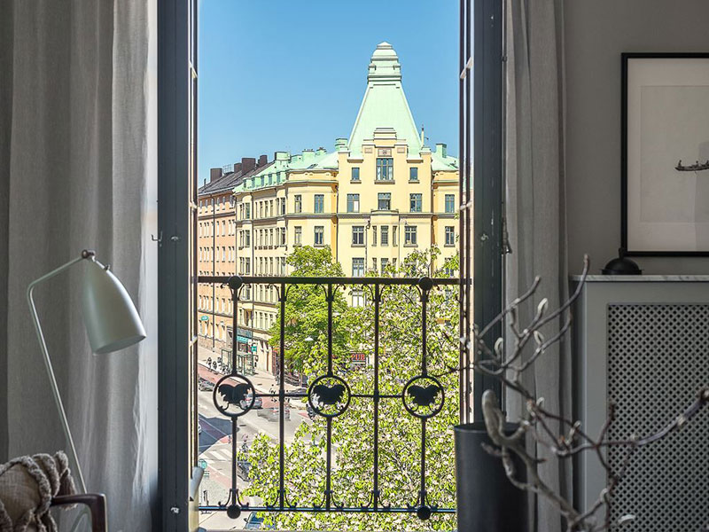Стильная квартира в серо-бежевых тонах в старом доме в Стокгольме