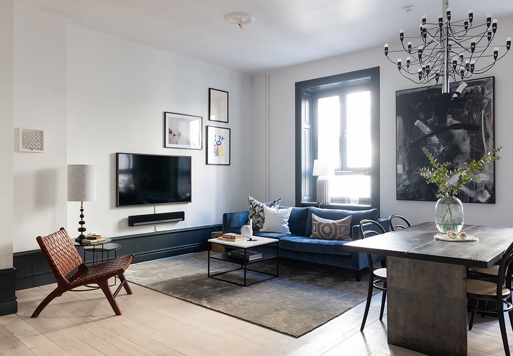 Черные оконные рамы и открытая гостиная с кухней: стильная квартира в Стокгольме (57 кв. м)