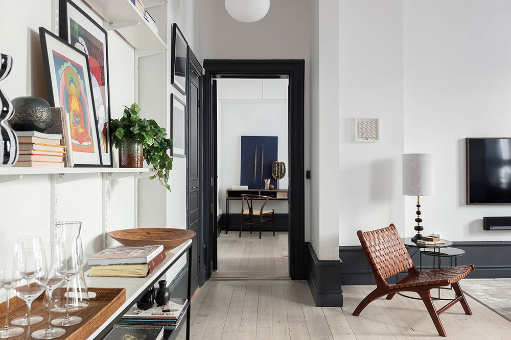 Черные оконные рамы и открытая гостиная с кухней: стильная квартира в Стокгольме (57 кв. м)