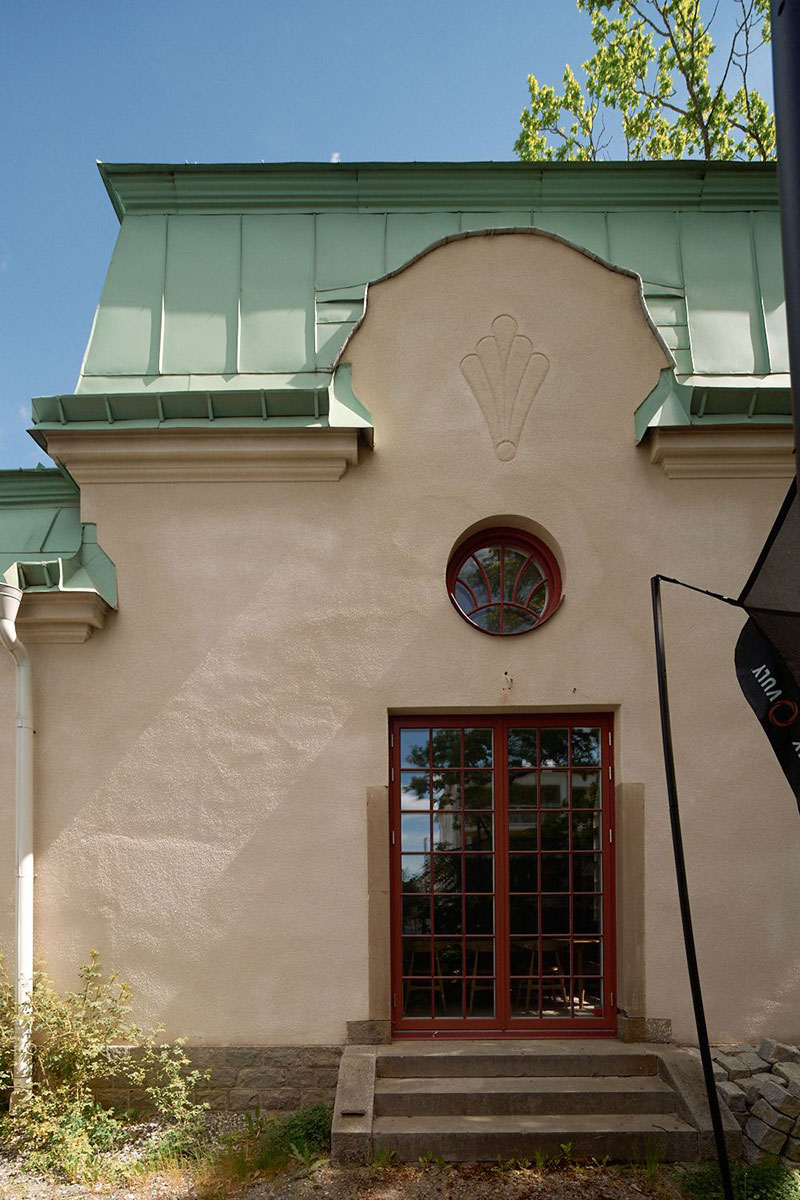 Удивительный дом с зелёными интерьерами в бывшей часовне в Швеции