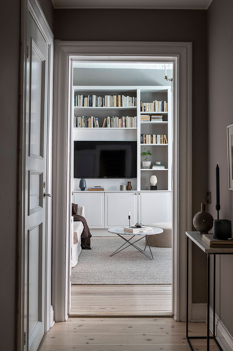 Книжный шкаф и тёплые тона: уютная скандинавская квартира (62 кв. м)