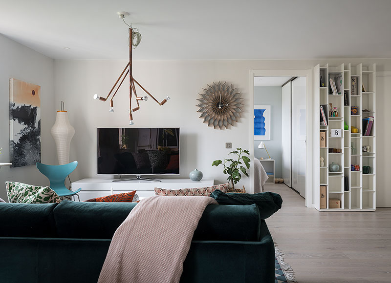 Яркие постеры в интерьере живой скандинавской квартиры