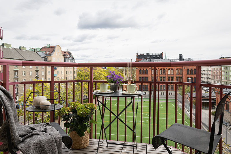 Яркие постеры в интерьере живой скандинавской квартиры