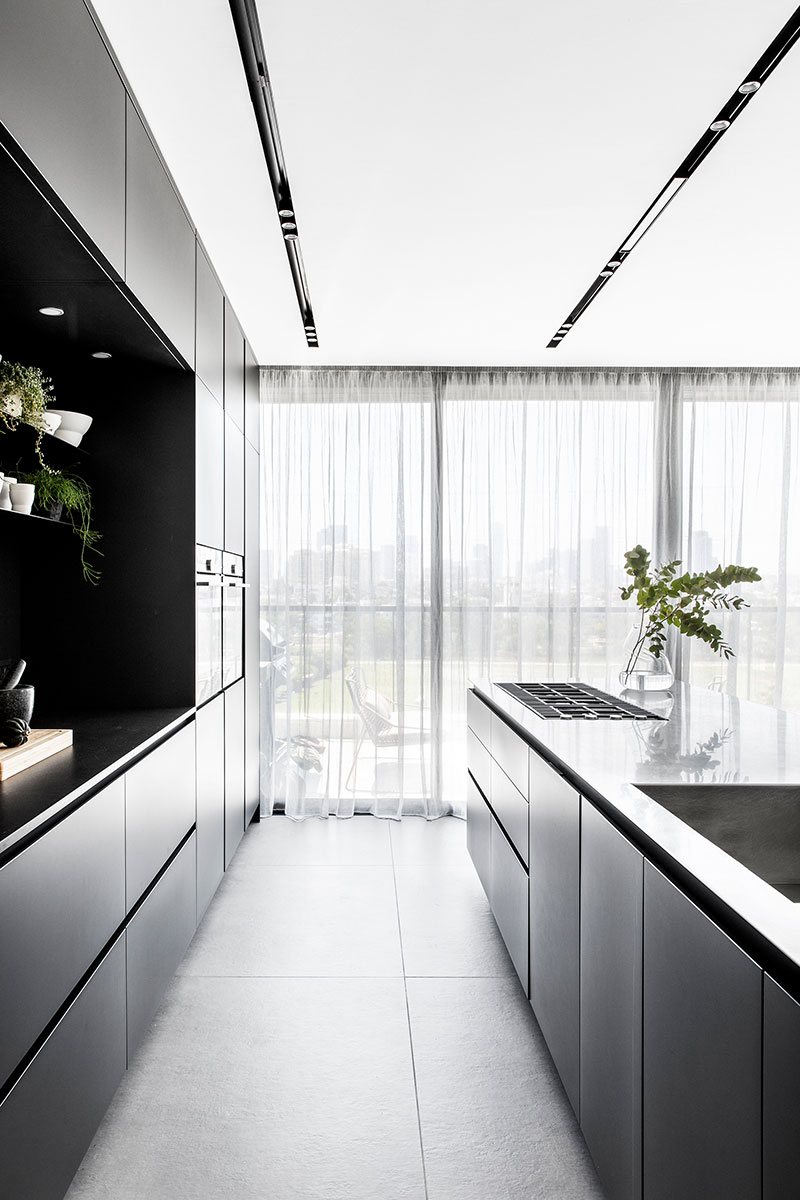 Лаконичный чёрно-белый интерьер квартиры с террасой в Тель-Авиве