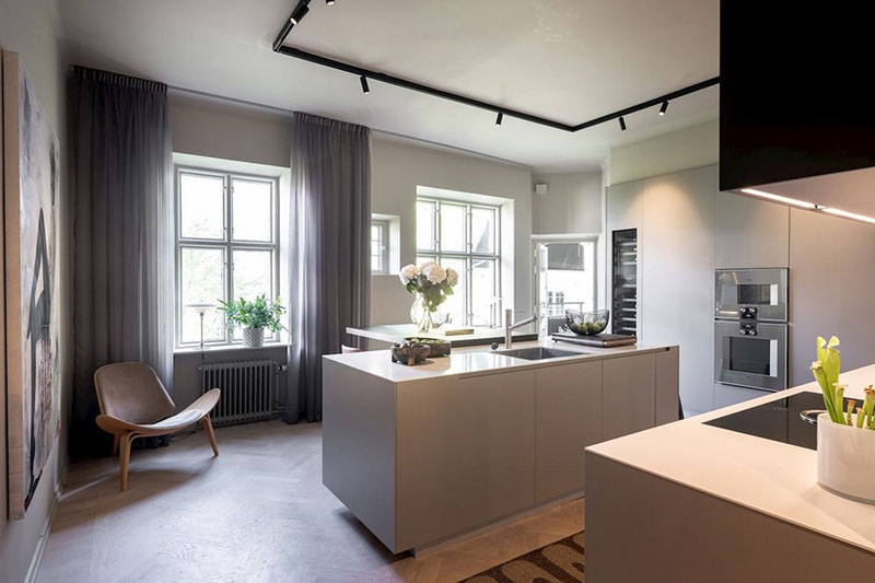 Красный ковёр, жёлтый шкаф и необычные люстры: броский интерьер квартиры в Швеции