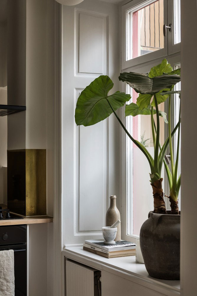Элегантность, практичность, уют: очень маленькая квартира со спрятанной кроватью в Швеции (29 кв. м)