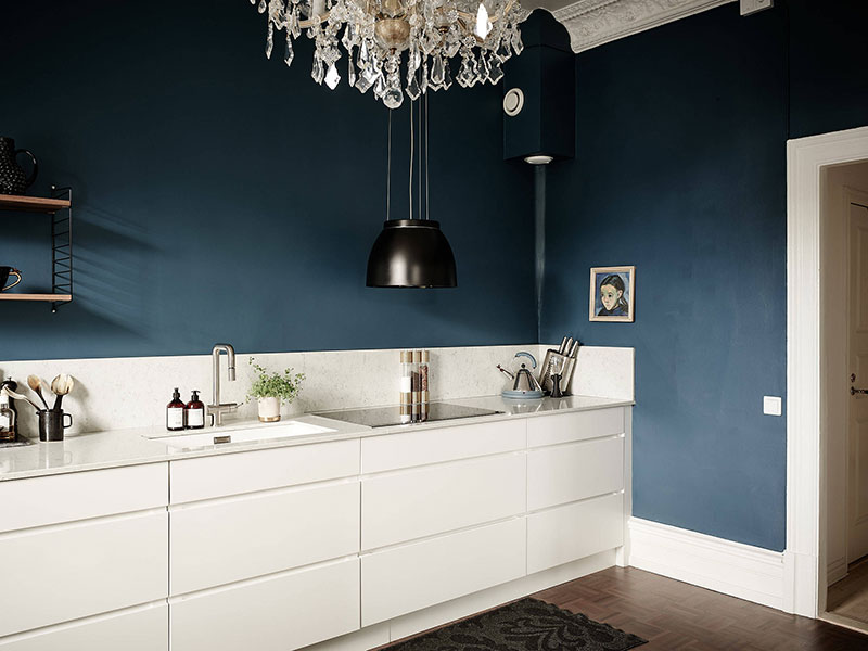 Прекрасная белая квартира с лепниной и синей кухней в Гётеборге