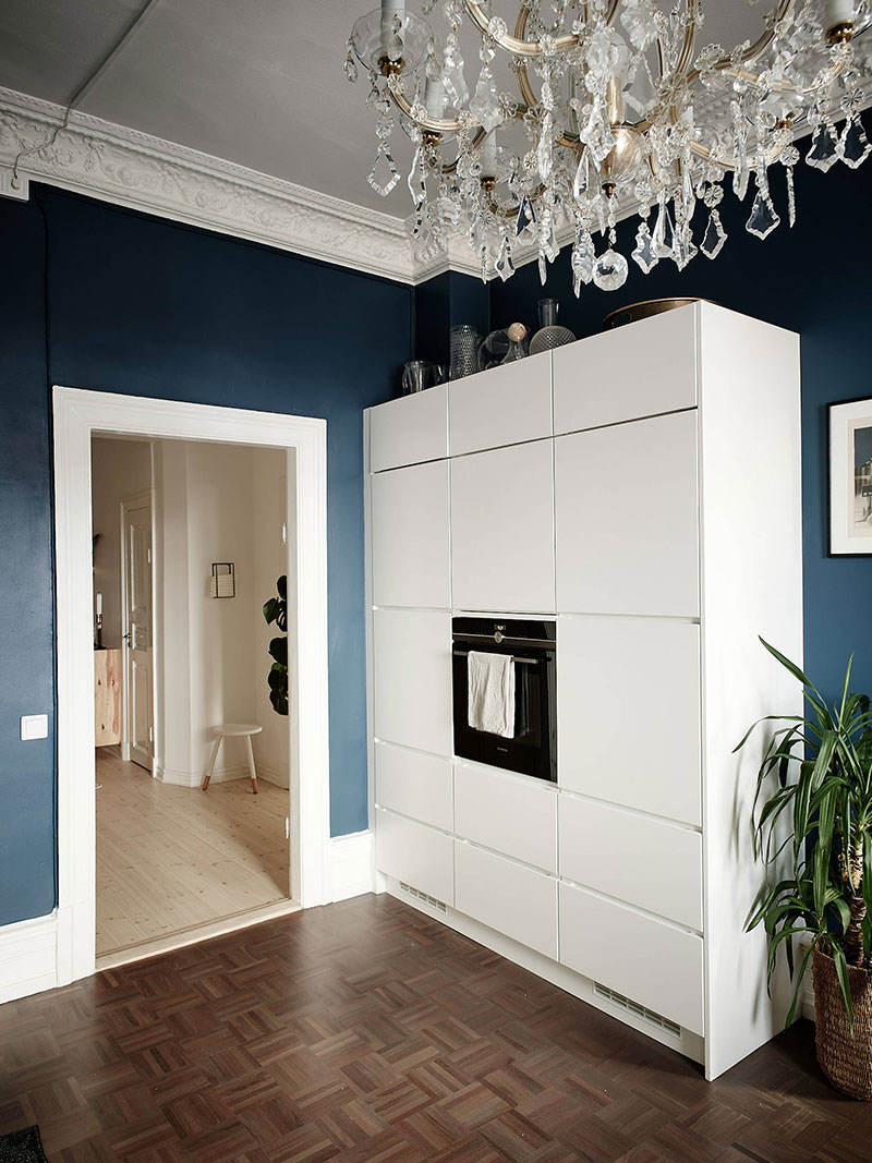 Прекрасная белая квартира с лепниной и синей кухней в Гётеборге