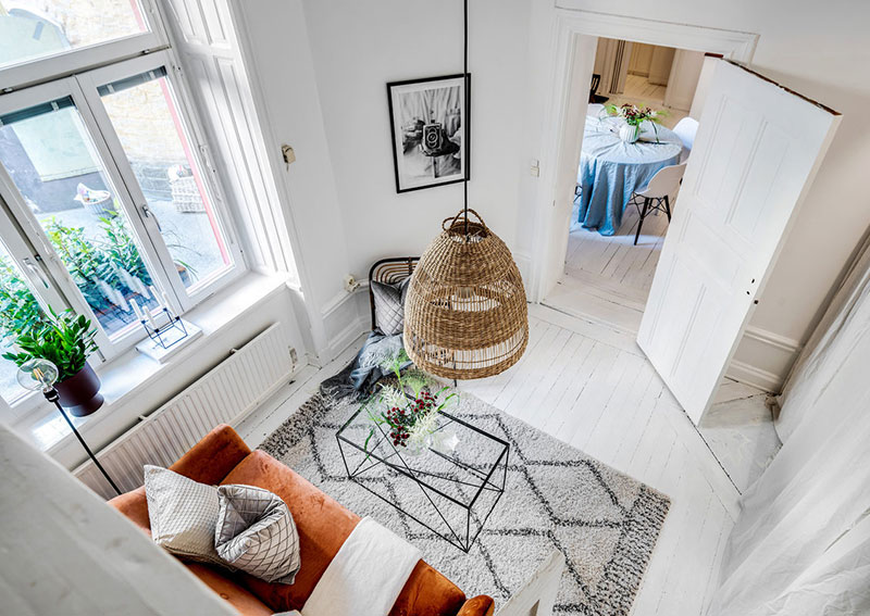 Необычная небольшая квартира с двумя антресолями в Швеции (55 кв. м)