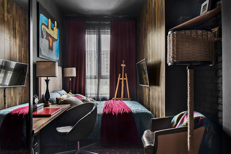 Маленькая чёрная квартира с винтажной мебелью и красочными картинами в Москве (40 кв. м)