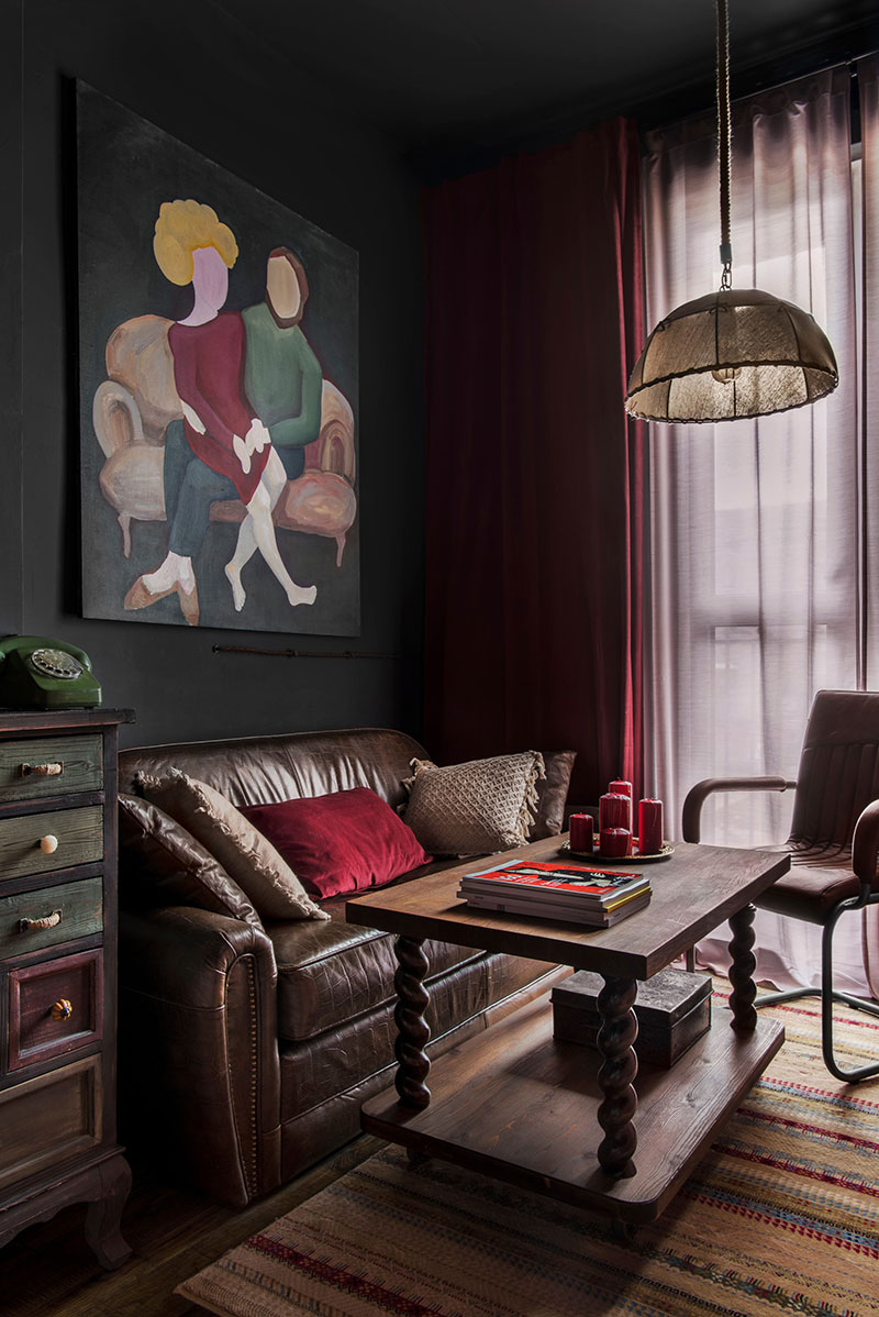 Маленькая чёрная квартира с винтажной мебелью и красочными картинами в Москве (40 кв. м)