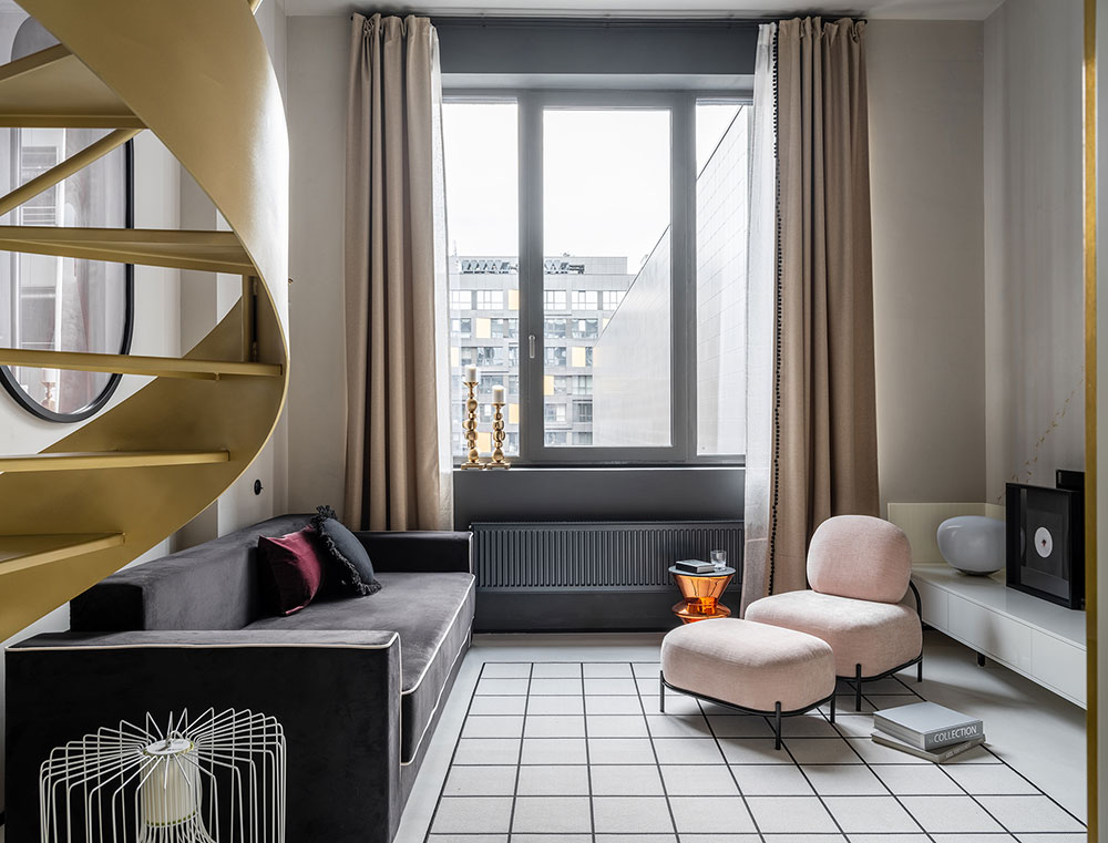 Модный дизайн с золотыми акцентами в маленькой квартире с антресолью в Москве (41 кв. м)
