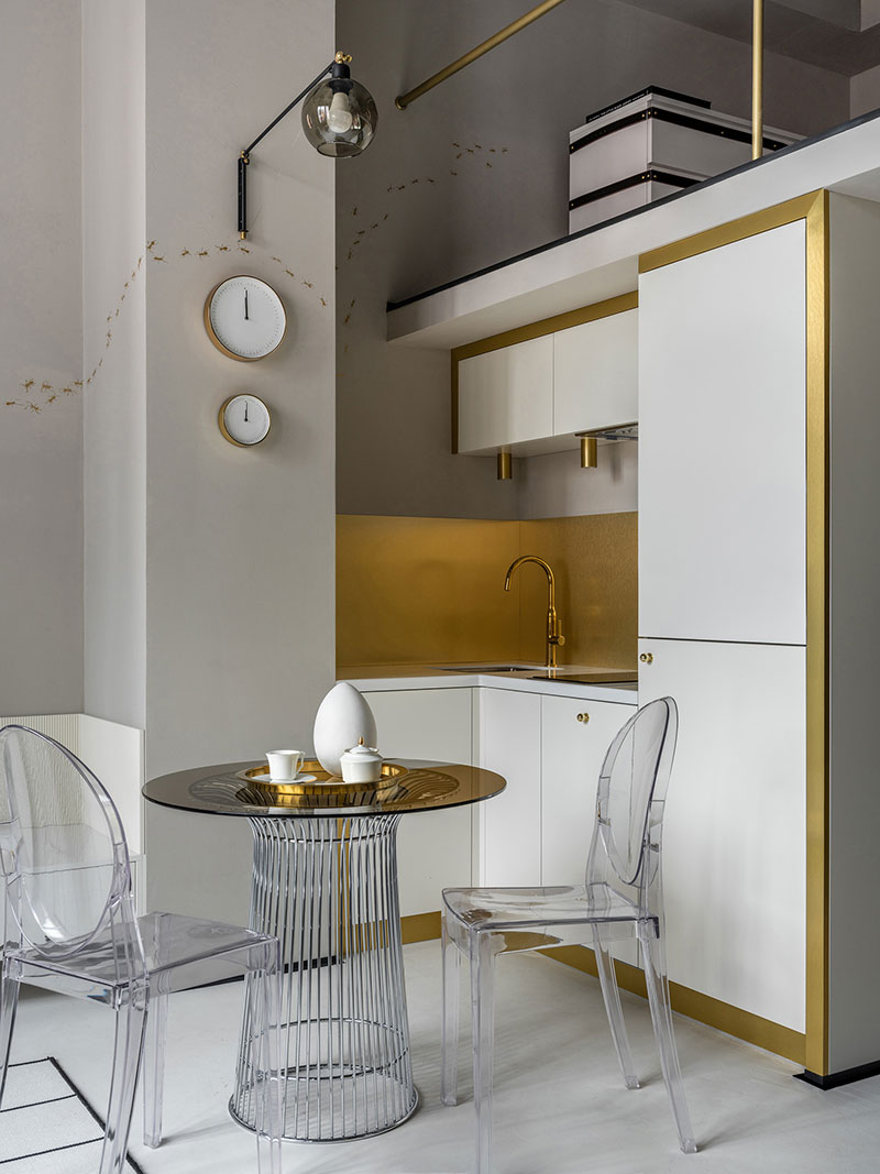 Модный дизайн с золотыми акцентами в маленькой квартире с антресолью в Москве (41 кв. м)
