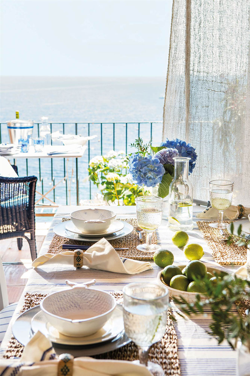 Прекрасная бело-голубая квартира с видом на море в Испании