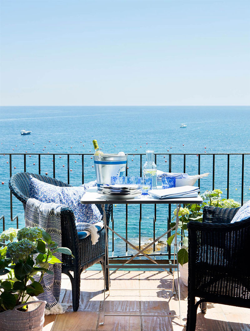 Прекрасная бело-голубая квартира с видом на море в Испании