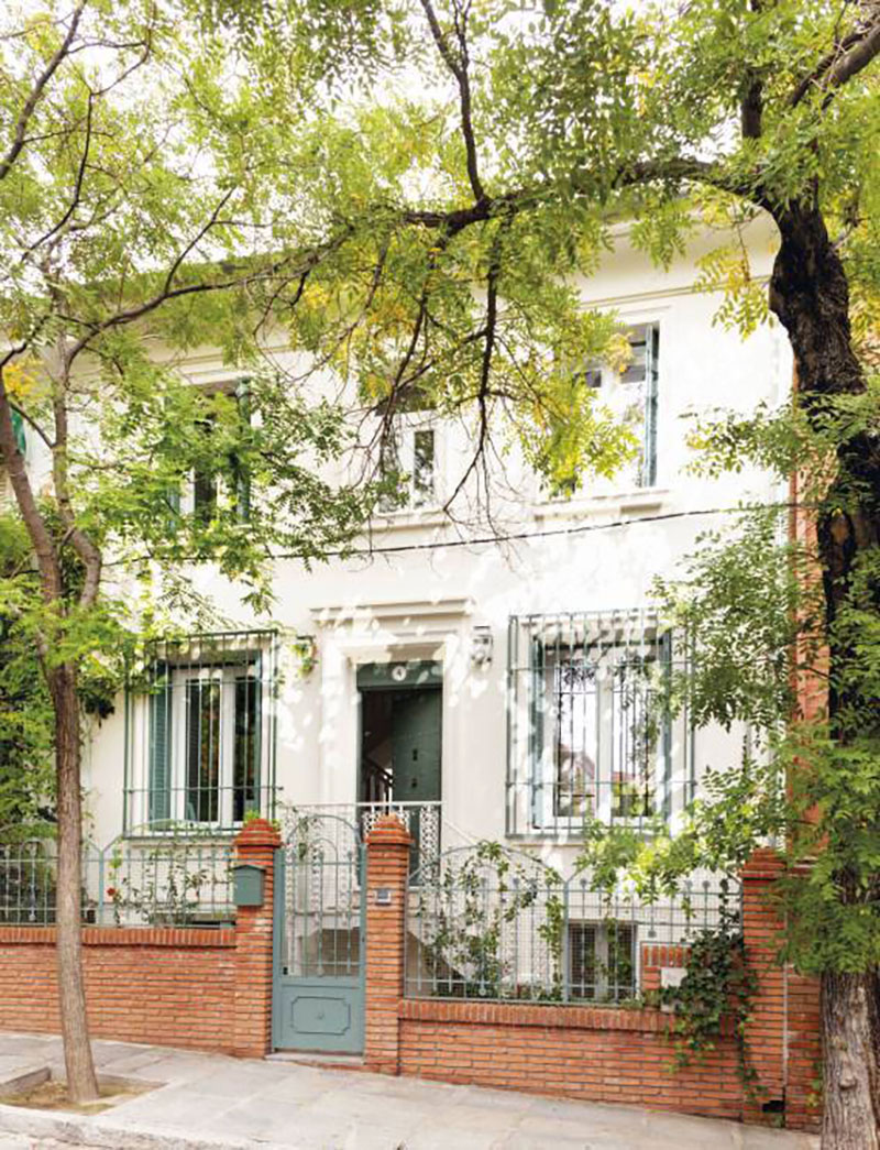 Столетняя вилла с небольшим садом в центре Мадрида